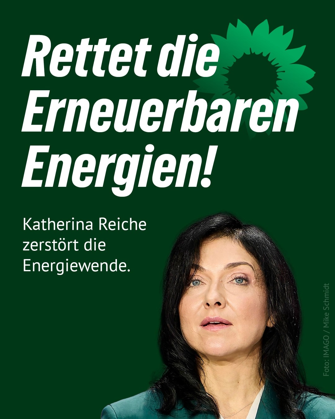 Sharepic auf dunkelgrünem Hintergrund mit der großen weißen Schlagzeile „Rettet die Erneuerbaren Energien!" und dem Untertitel „Katherina Reiche zerstört die Energiewende." Rechts ist das Sonnenblumen-Logo von Bündnis 90/Die Grünen sowie das Porträt einer dunkelhaarigen Frau in dunkelgrünem Blazer zu sehen.
